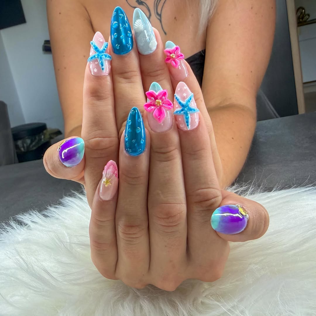 Farbenfrohe Nail Art mit Seesternen und Blüten