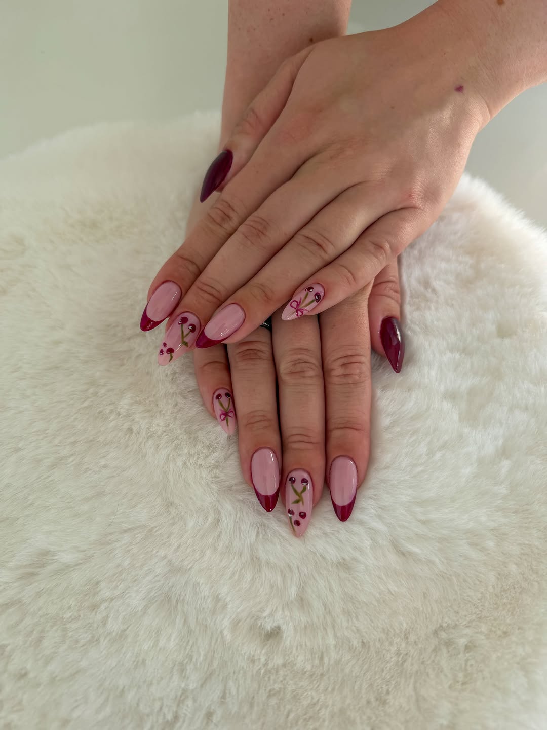 Roséfarbene Gel Nails mit dunkelroten Spitzen und Kirsch-Nail-Art